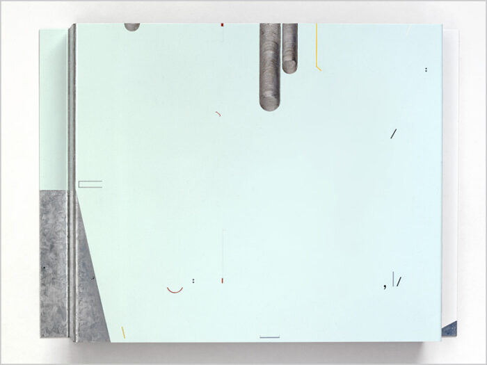 "gegenüber den" 1989, Zinkblech, div. Lacke, Bleistift, Abreibezeichen, 33 cm x 45 cm x 5,5 cm